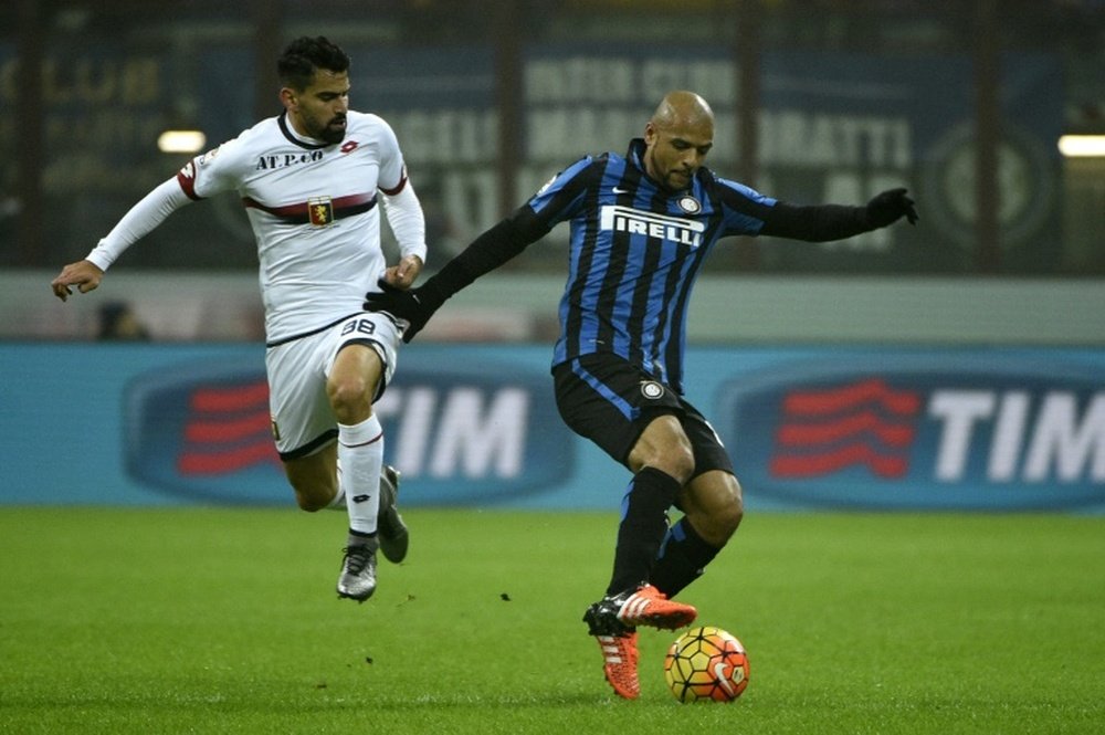 Inter Milan's midfielder Felipe Melo (R) fights for the ball with a Genoa midfielder. BeSoccer