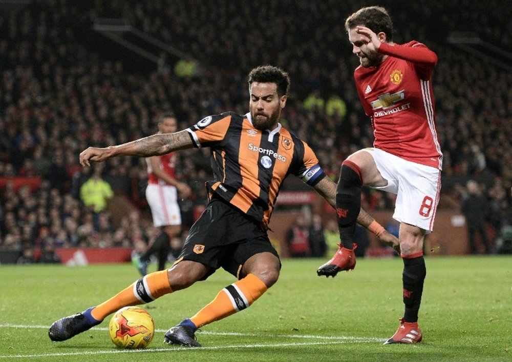 Huddlestone, en su etapa como jugador del Hull City, entrena y a veces juega en el filial. AFP