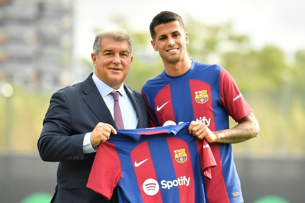 Laporta et Cancelo lors de sa présentation au Barça. AFP