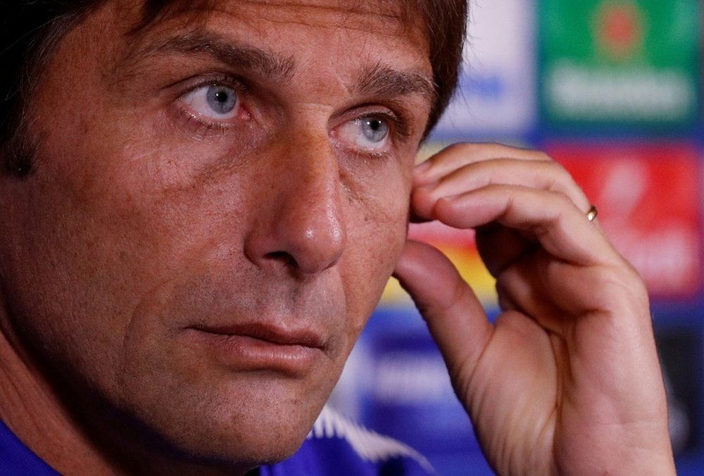 El técnico del Chelsea valora el fichaje de una nuevo defensor. AFP