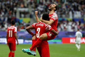 A Jordânia se classificou entre as quatro melhores equipes da Copa da Ásia ao vencer o Tajiquistão por 1 a 0, com o infortúnio do gol contra de Vahdat Hanonov.