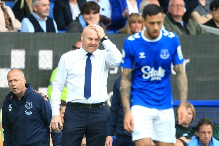 Everton's Dyche blasts Merseyside derby refereeing decisions