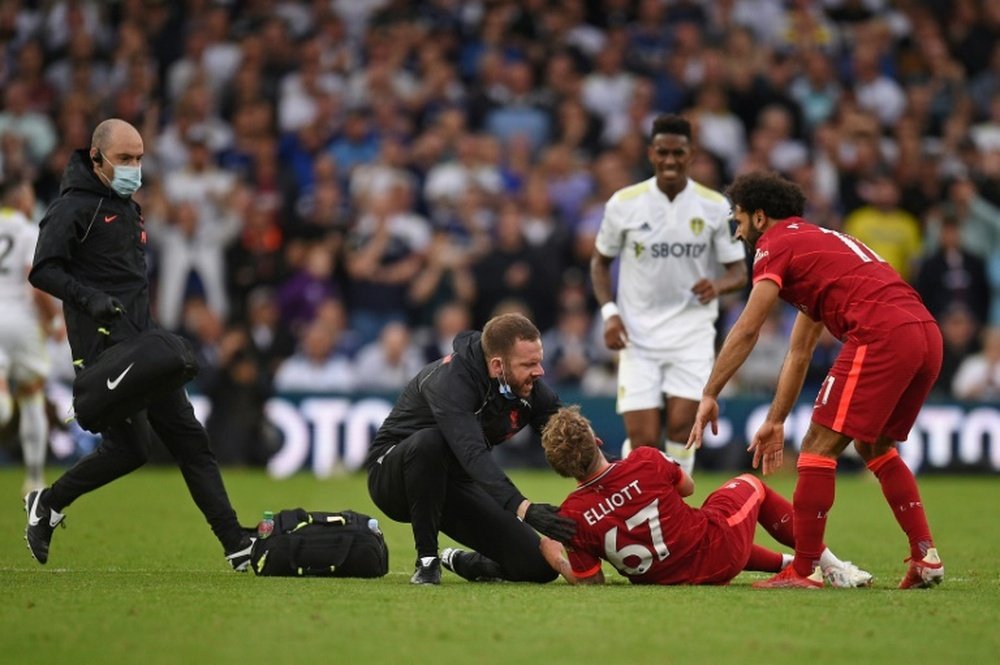 Harvey Elliott cayó lesionado tras una entrada de Pascal Struijk en el Leeds-Liverpool. AFP