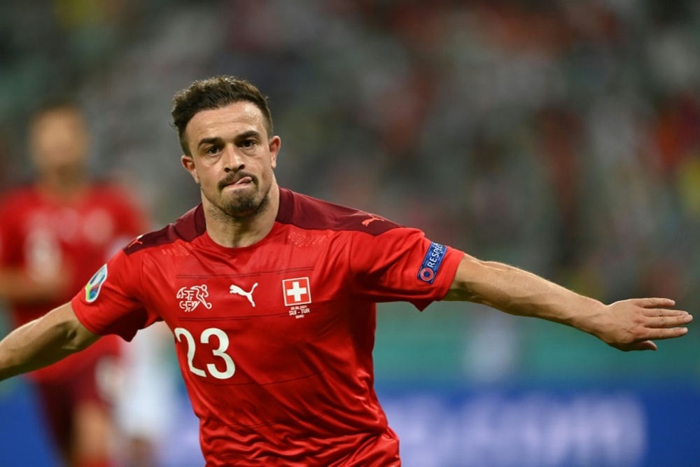 Serbia anunció que denunciará a Suiza y a Shaqiri por llevar una chaqueta en defensa de Kosovo. AFP