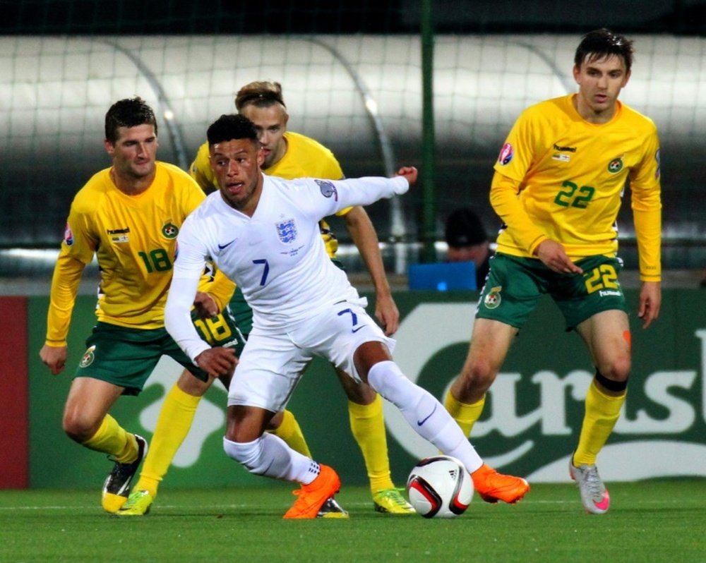 Englands Alex Oxlade-Chamberlain (C) takes the ball during a Euro 2016 Group E qualifying football match against Lithuania at LFF stadium in Vilnius on October 12, 2015