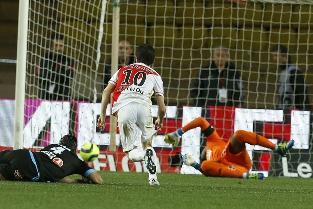 Monacos Silva Bernardo (C) scores a goal during the match against Marseille on April 17, 2016 in Monaco