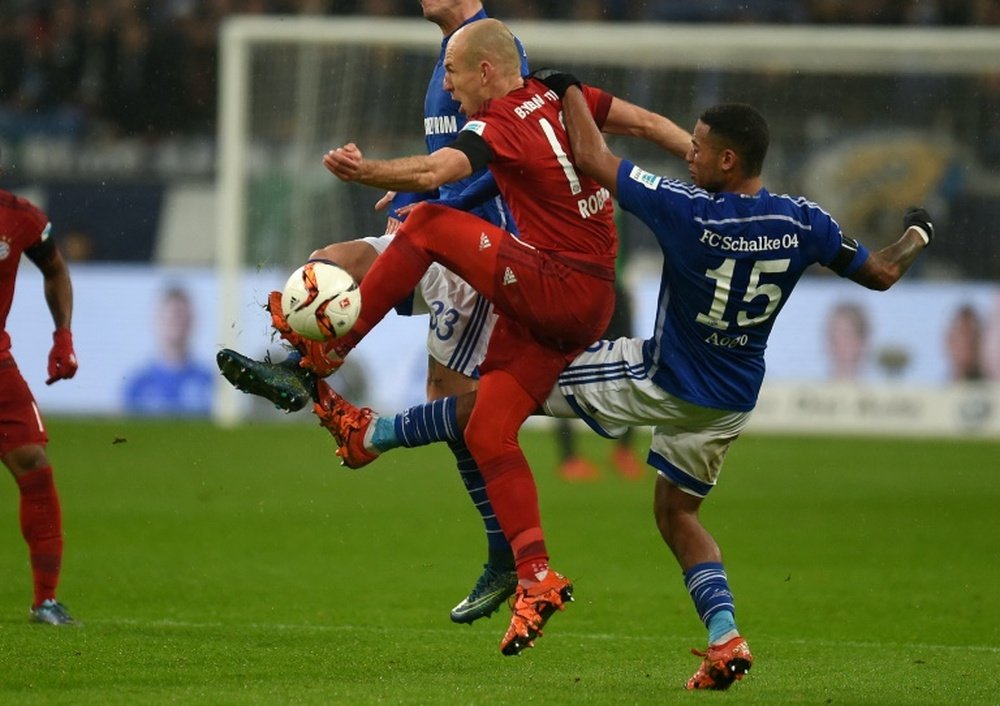 Robben controla un balón ante dos jugadores del Schalke. AFP