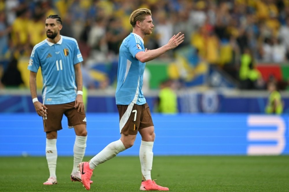 Kevin De Bruyne (R) reacciona al final del empate 0-0 de Bélgica con Ucrania en la Eurocopa 2024