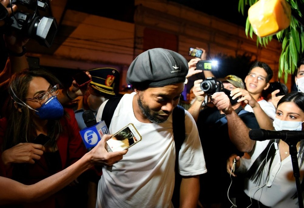 Ronaldinho apenas dijo una frase a su llegada al hotel. AFP
