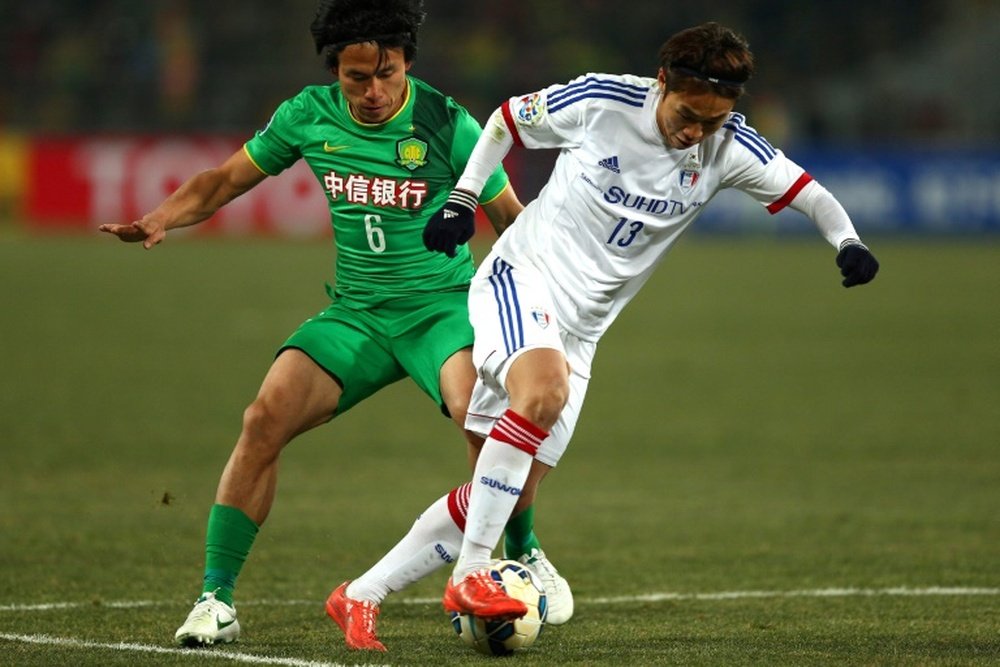 Zhang Xiaobin (left) of Beijing Guoan tussles for the ball against Seo Sung-jin of Suwon. AFP