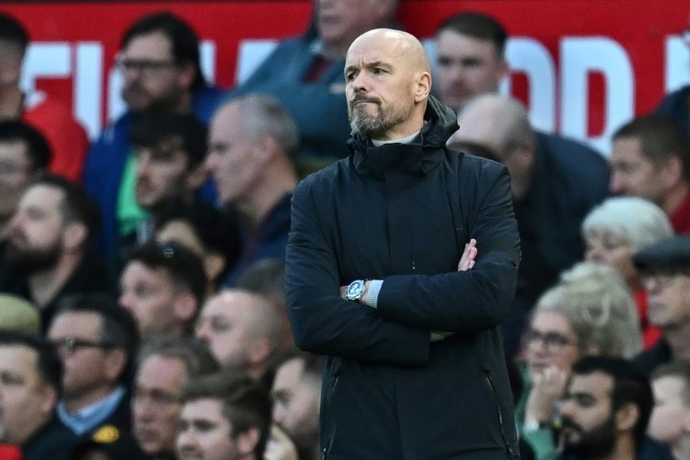 Erik ten Hag ordenó a sus jugadores escuchar en silencio la celebración del Manchester City. AFP