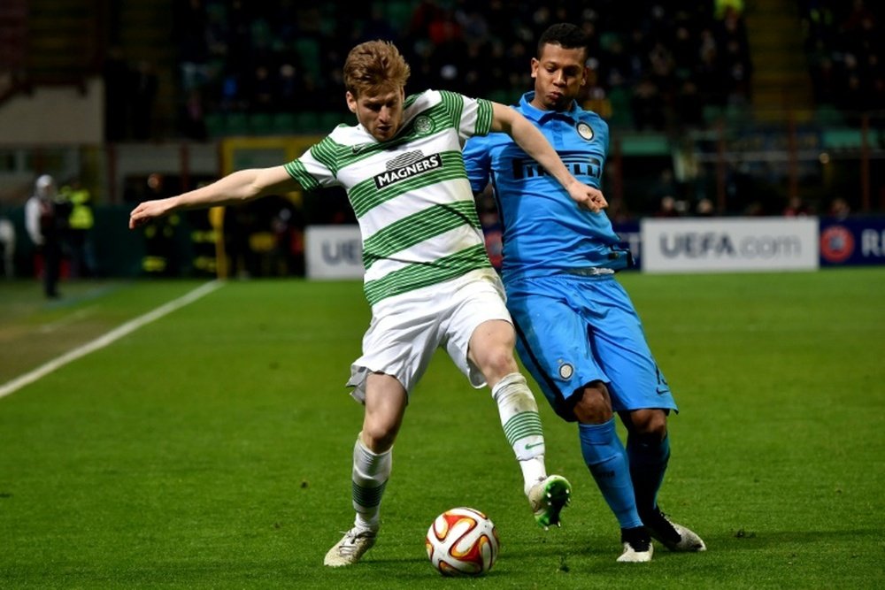 Celtics midfielder Stuart Armstrong (L) fights for the ball against Inter Milans midfielder Fredy Guarin during the UEFA Europa League football match February 26, 2015