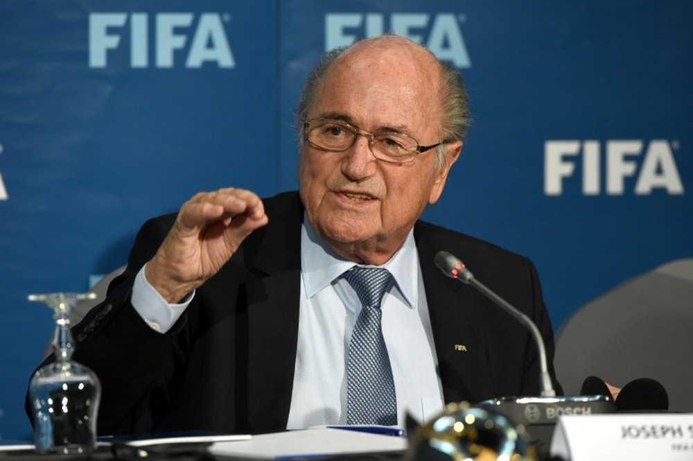Blatter respondió a la portera, que le acusó de tocarle el trasero en una gala del Balón de Oro. AFP