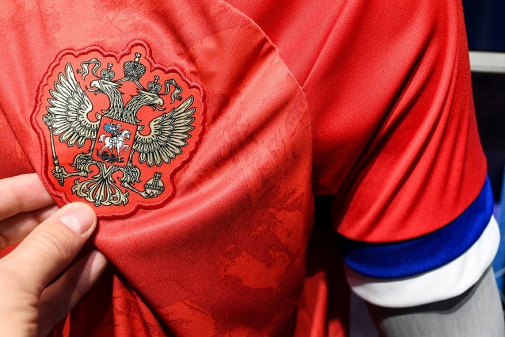 La camiseta tiene invertidos los colores de la bandera rusa. AFP