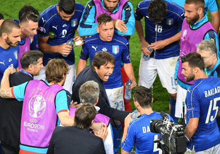 Italys coach Antonio Conte gives his team a pep talk before a penalty shootout during their Euro 2016 quarter-final against Germany