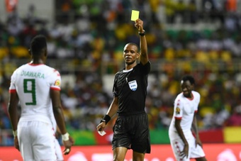 El árbitro del Túnez-Mali, ¡el mismo que no quiso expulsar a Ramos en 2016! AFP
