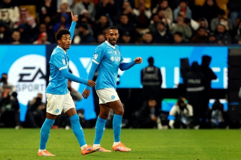 Neres decide e o Napoli celebra a terceira Supercopa da sua história