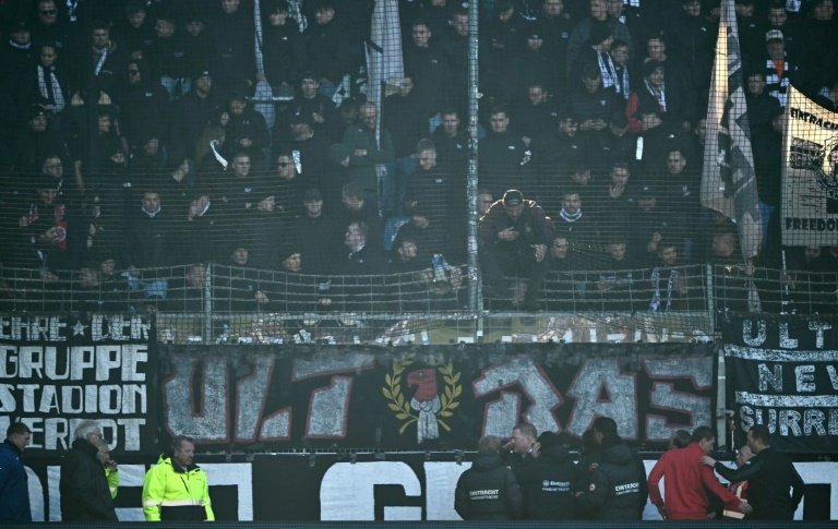 Frankfurt fan banners delay kick-off at Bochum by 50 minutes