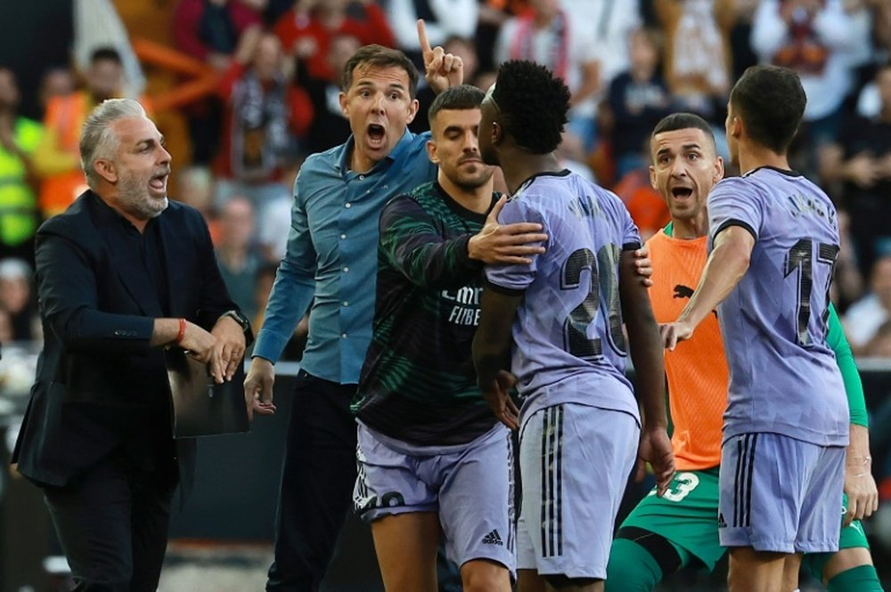 El Valencia expulsará a los aficionados que insultaron a Vinicius. EFE