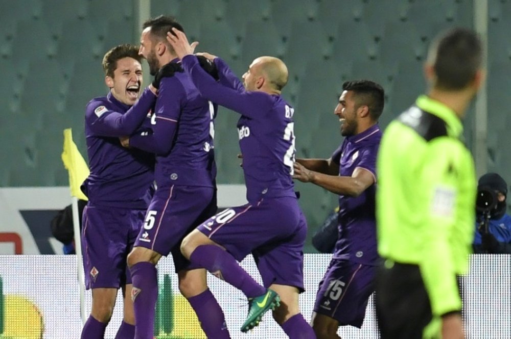 Fiorentinas Italian forward Federico Chiesa (L) celebrates with teammates after scoring during the Italian Serie A football match between Fiorentina and Juventus at Artemio Franchi Stadium in Florence on January 15, 2017