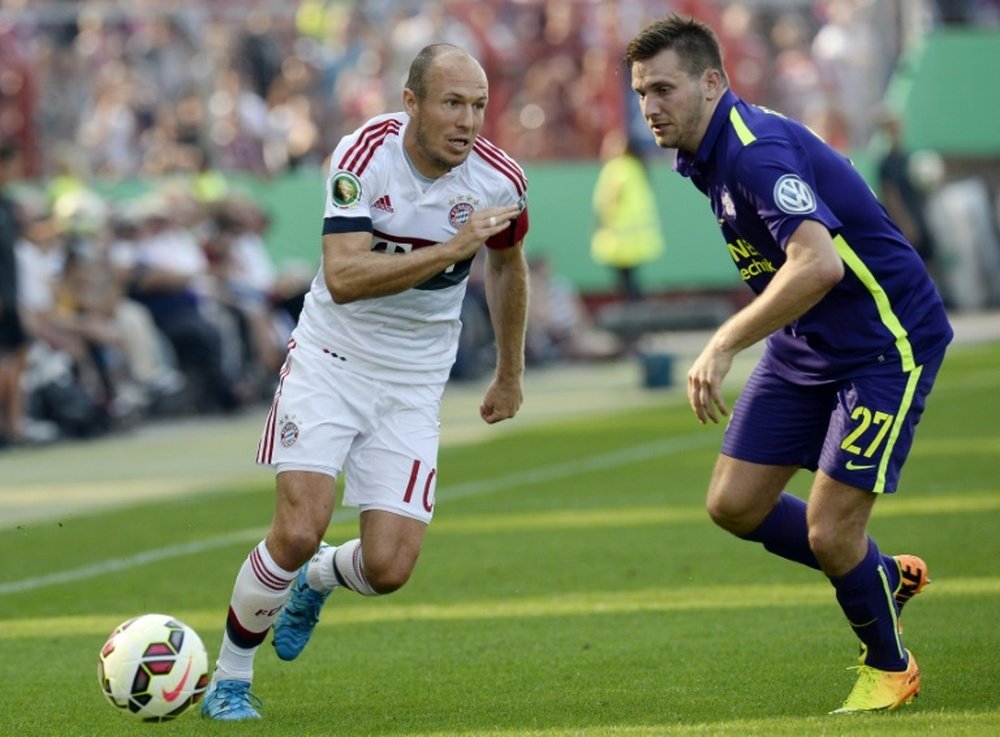 Bayern Munichs midfielder Arjen Robben (L) and Noettingens defender Thorben Schmidt fight for the ball during a German Cup first round football match in Karlsruhe, southern Germany, on August 9, 2015