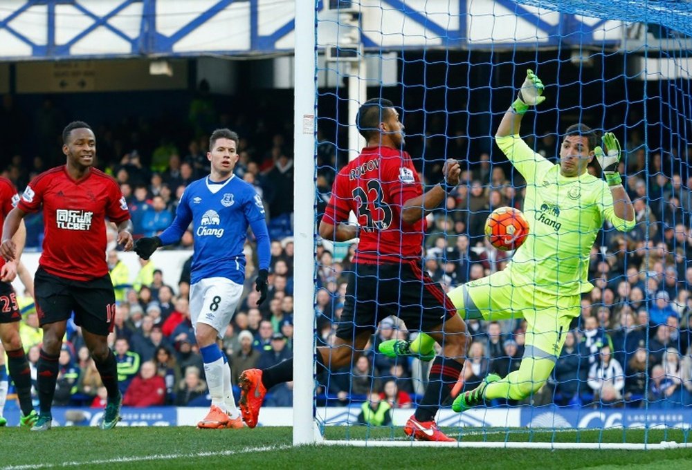 West Bromwich Albions striker Salomon Rondon (2R) scores his teams first goal past Evertons goalkeeper Joel Robles (R) during the English Premier League match on February 13, 2016