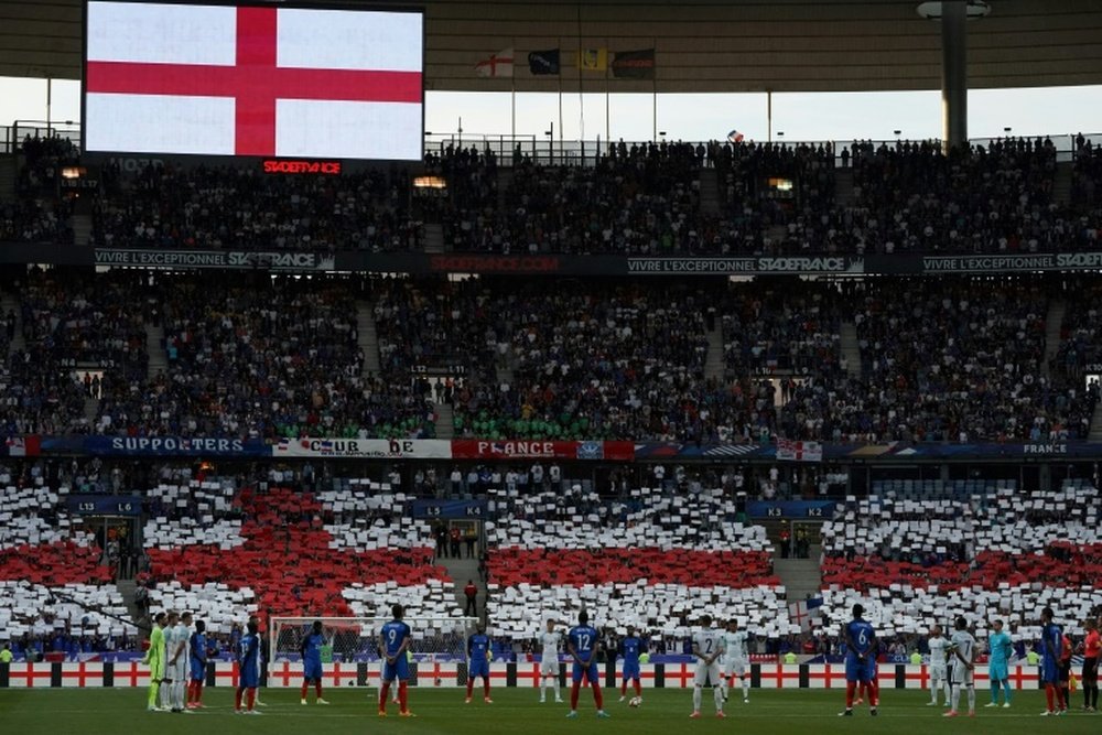 La previa del Francia-Inglaterra tuvo un emotivo recuerdo a las víctimas del terrorismo. AFP
