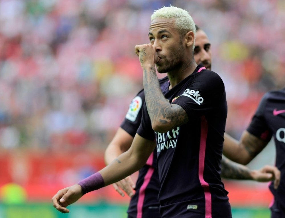A Neymar le fastidia no encontrar portería con el Barcelona. AFP