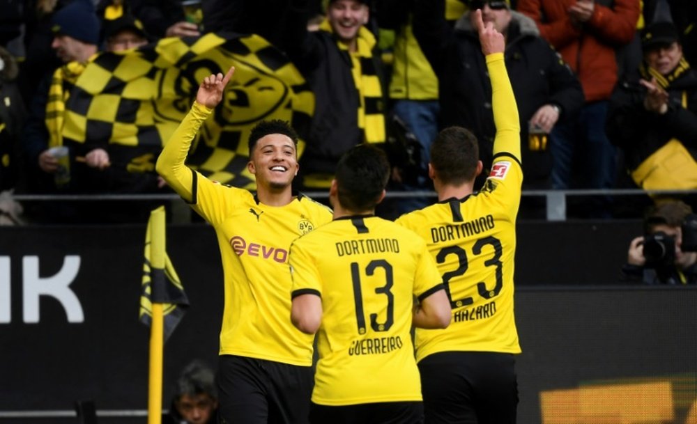 Jadon Sancho (L), closer and closer to staying at Borussia Dortmund. AFP