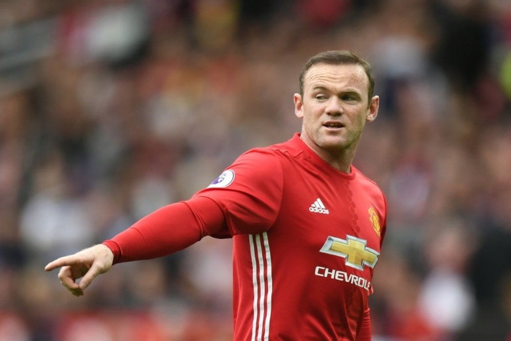 Manchester Uniteds English striker Wayne Rooney gestures to his team-mates during the English Premier League football match between Manchester United and Leicester City on September 24, 2016