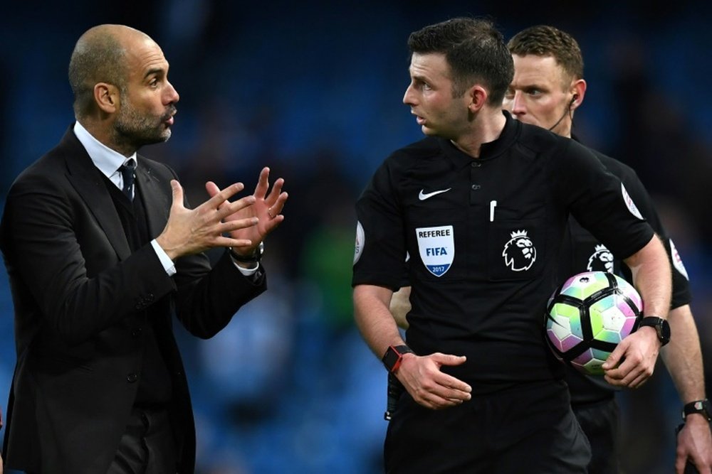 El entrenador del Manchester City, Pep Guardiola. (L) hablo con el árbitro inglés Michael Oliver tras el partido entre el City y el Liverpool