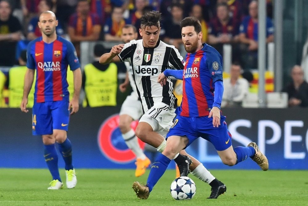 Messi le dio su camiseta a Dybala a pesar de ir perdiendo por un doblete del jugador de la Juve. AFP