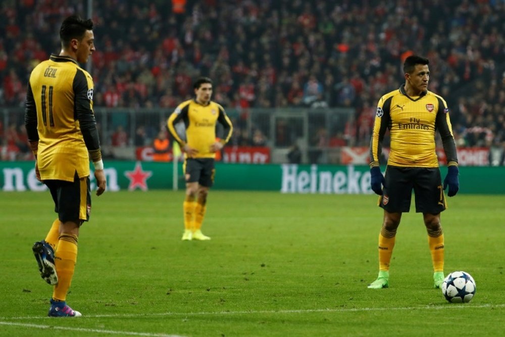 Özil y Alexis, dos problemas sin solucionar para el Arsenal. AFP