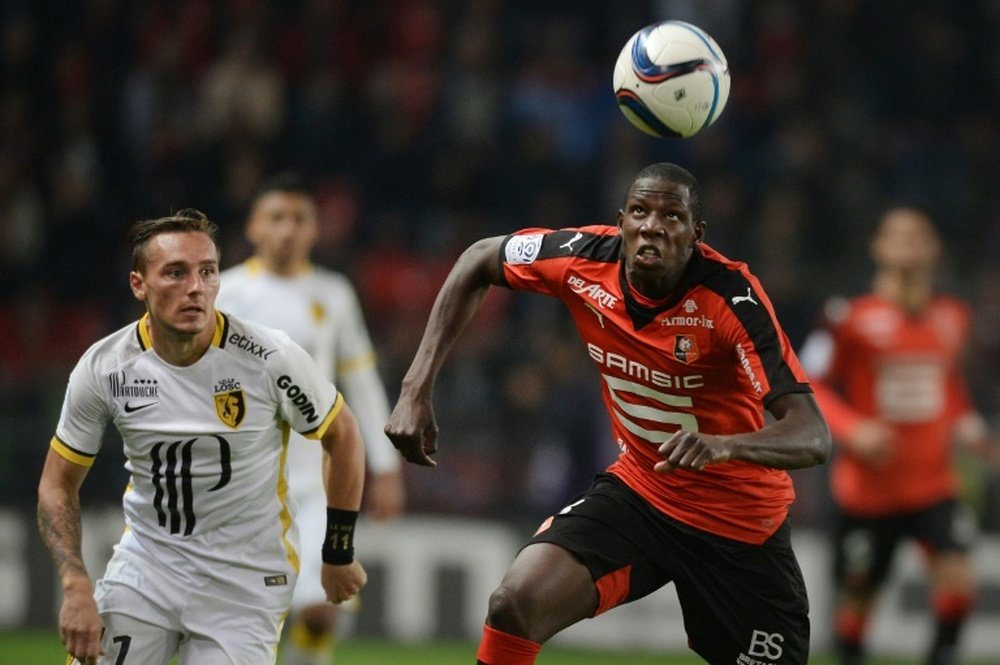 Rennes French midfielder Abdoulaye Doucoure (R) vies with Lilles French midfielder Eric Bautheac during the French L1 football match on September 18, 2015 at the Roazhon Park in Rennes, western France