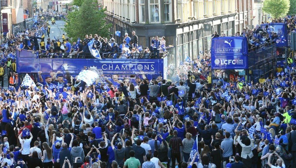 Faz hoje um ano desde que o Leicester se sagrou campeão inglês. AFP