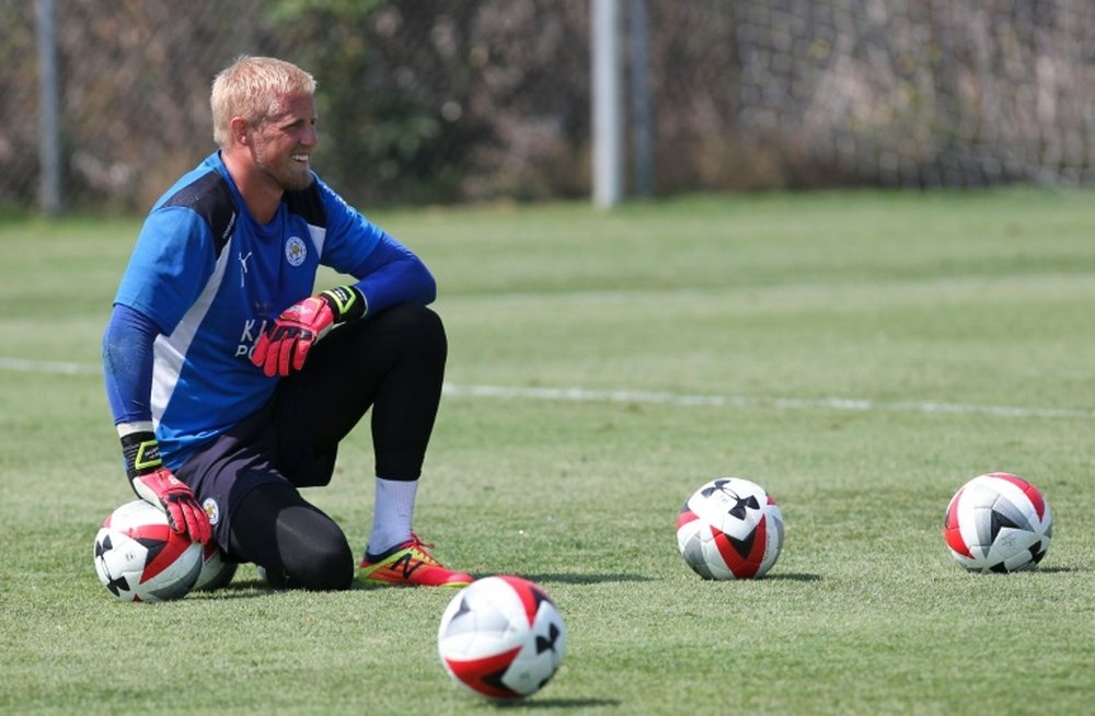 A Kasper Schmeichel no paran de salirle pretendientes. AFP/Archivo