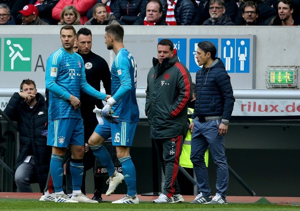 Neuer se lesionó tras golpear un balón. AFP