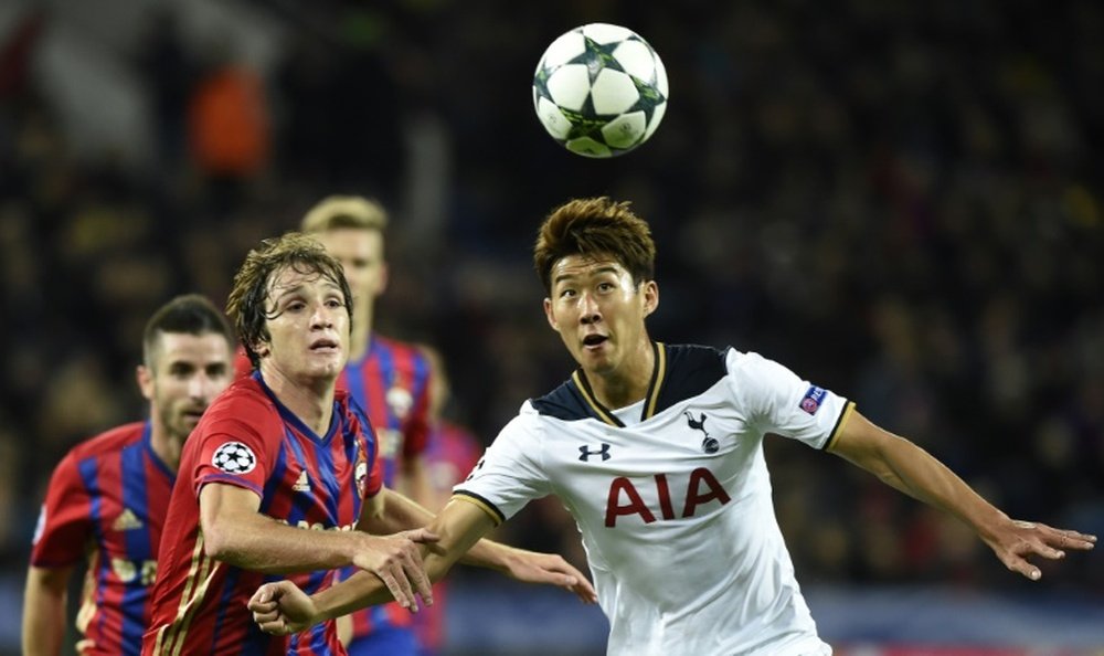 Son Heung-Min (R) vies with CSKA Moscow defender Mario Fernandes. AFP