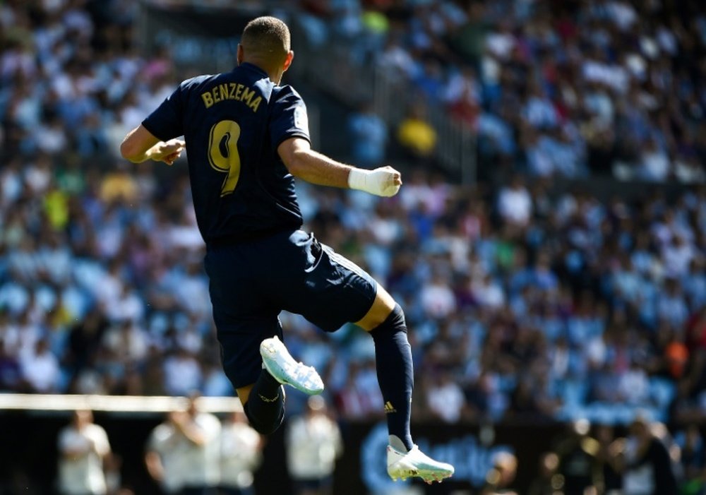 Benzema n'a pas peur de sortir de la maison. AFP