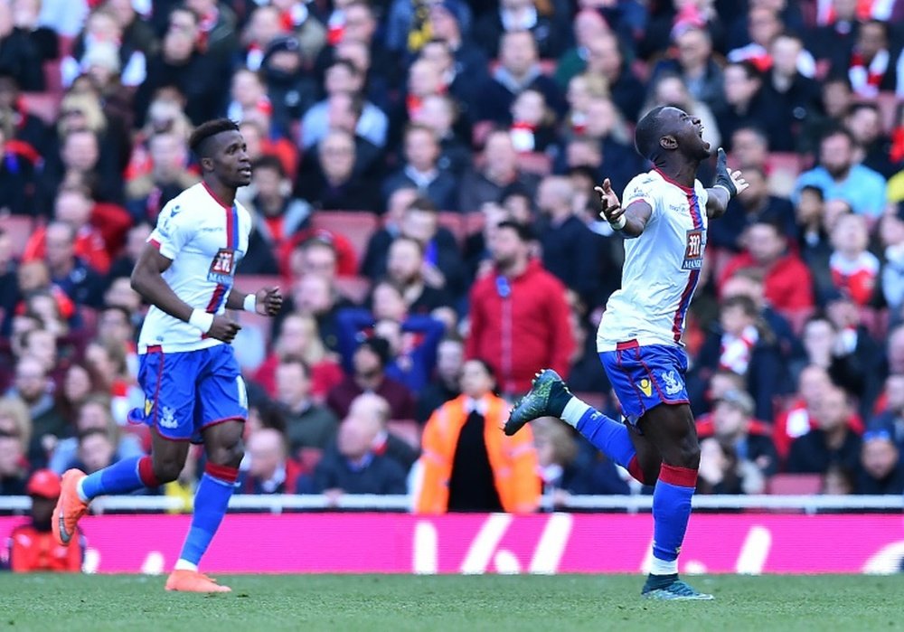 Crystal Palaces midfielder Yannick Bolasie (R) celebrates scoring on April 17, 2016