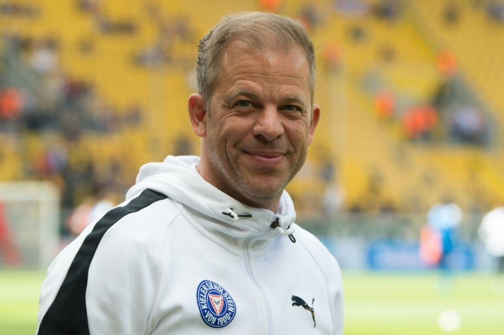 El padre del entrenador del Köln sufrió un infarto ante el MSV Duisburg. AFP