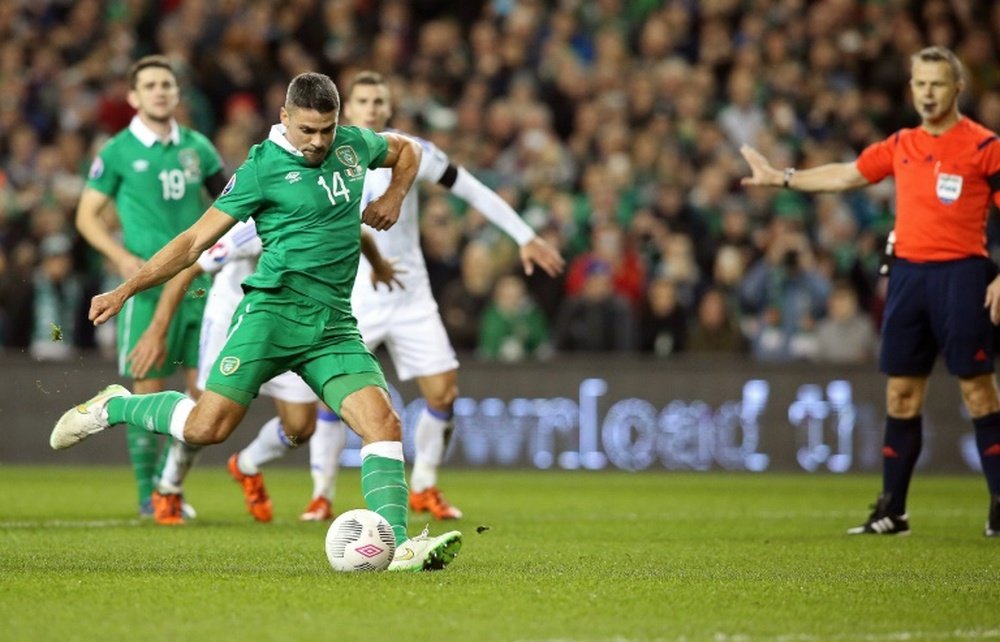 Irelands striker Jon Walters shoots to score from a penalty during a Euro 2016 qualifying match against Bosnia Herzegovina at the Aviva stadium in Dublin on November 16, 2015