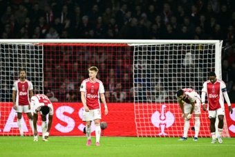 El Ajax, contra todo pronóstico, cayó eliminado este jueves de la Copa de Países Bajos (KNVB Beker) ante el USV Hercules, equipo que compite en la cuarta categoría del fútbol neerlandés. Los de Ámsterdam se vieron sorprendidos con un 2-0 en contra en la segunda parte y, aunque reaccionó en la recta final con goles de Brobbey y Akpom, Grotenbreg confirmó el sorpresón con el 3-2 en el 93'.