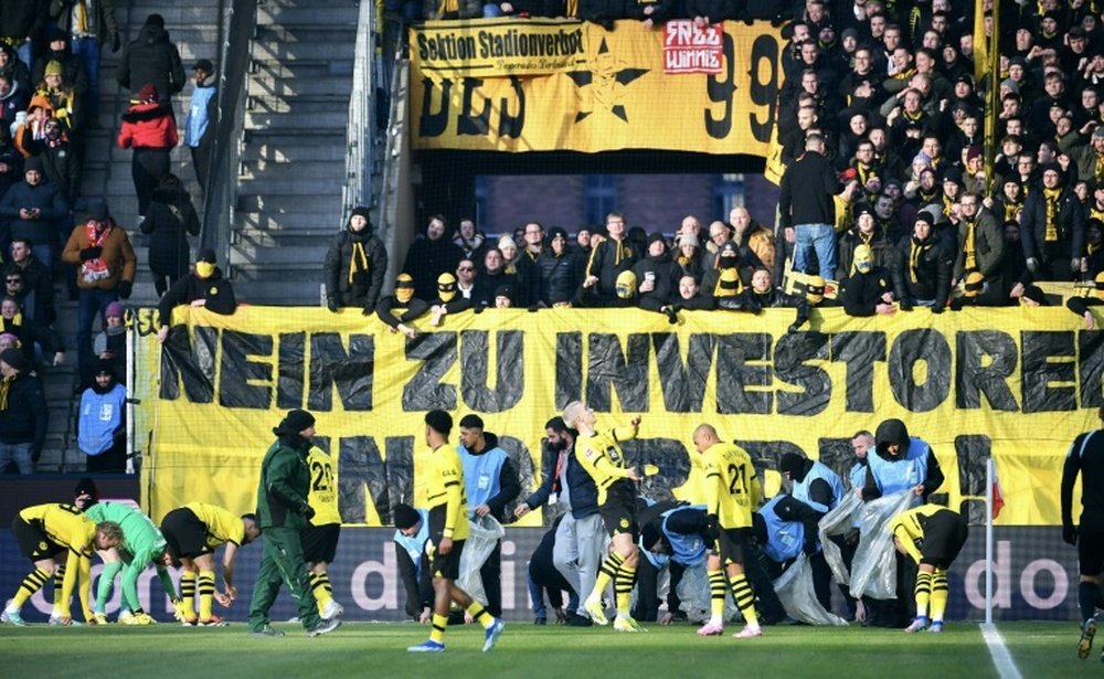 Les supporters de Dortmund protestent avec des pièces de monnaie en chocolat. afp