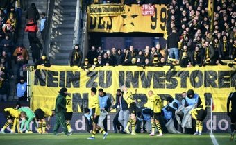Le match entre Cologne et le Borussia Dortmund a été interrompu par une pluie de pièces de monnaie en chocolat en signe de protestation contre la Fédération allemande de football.