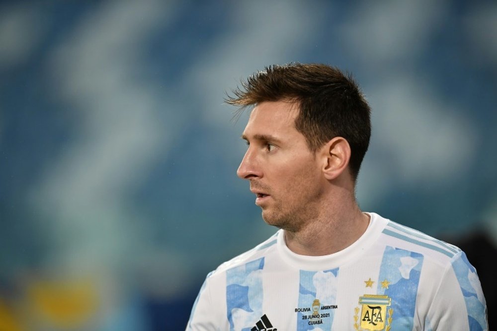 Messi y Agüero, homenajeados por la AFA. AFP