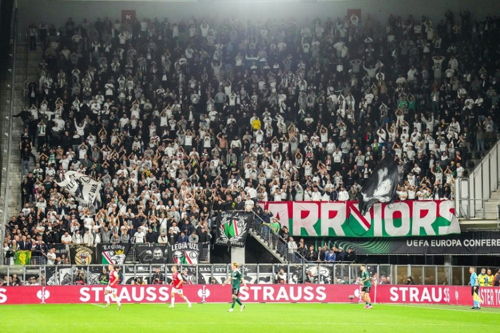 La UEFA prohíbe que el Legia venda entradas a su afición para jugar como visitante en Europa. EFE