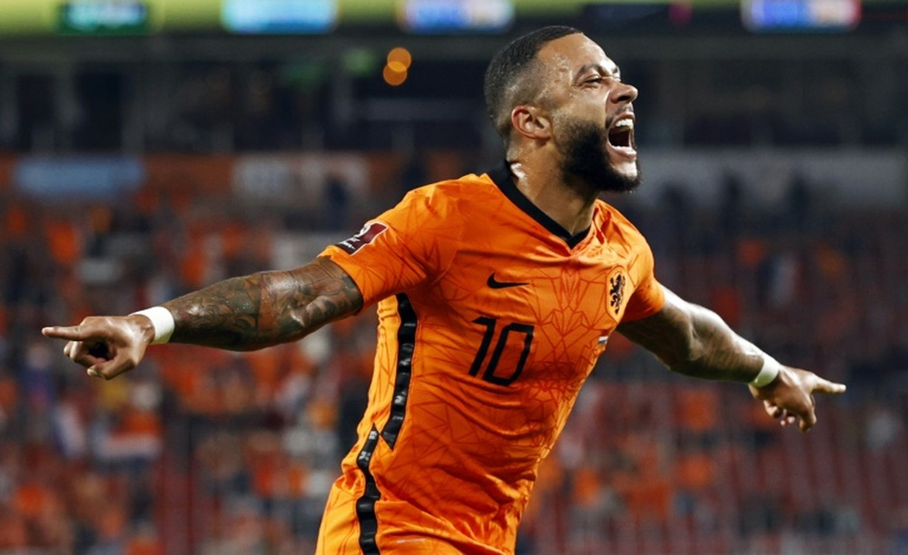 Depay se mostró insatisfecho con el partido. AFP