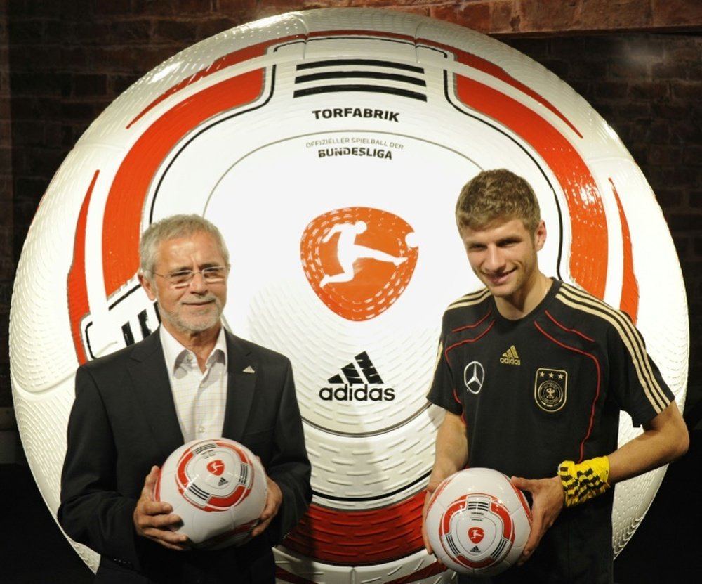 Germanys striker Thomas Mueller (L) and German football legend Gerd Mueller pose in Erasmia, South Africa on June 15, 2010