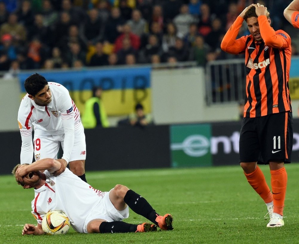 Sevillas player Michael Krohn-Dehli reacts after being injured during the UEFA Europa League semi-final against Shakhtar Donetsk in Lviv on April 28, 2016